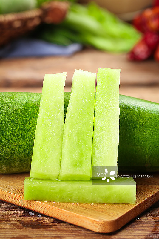 木底上放着青萝卜图片素材