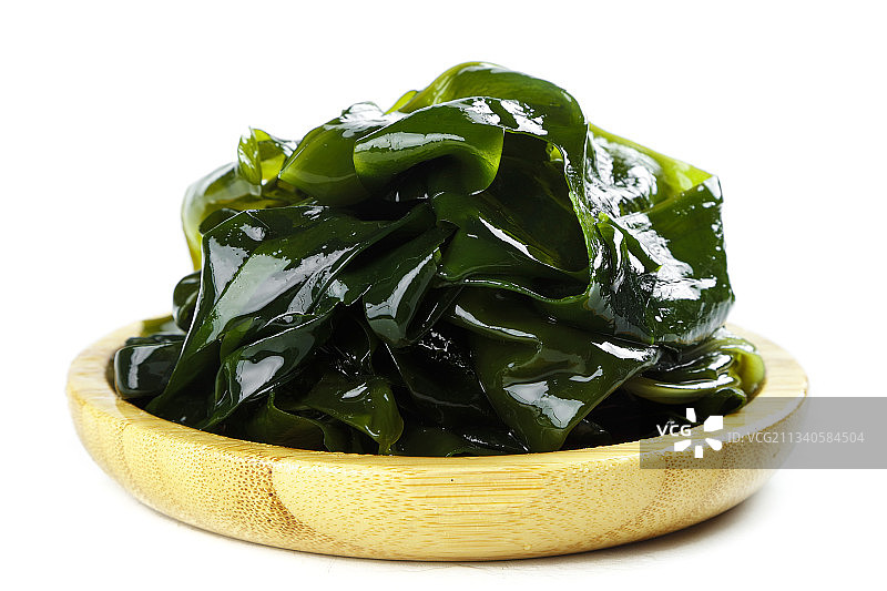 白底上放着一盘裙带菜图片素材