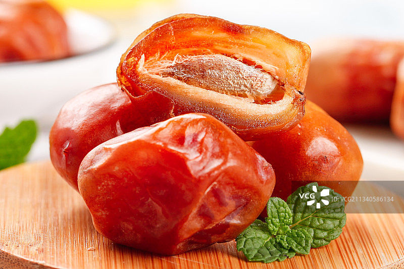 木底上摆放着椰枣图片素材