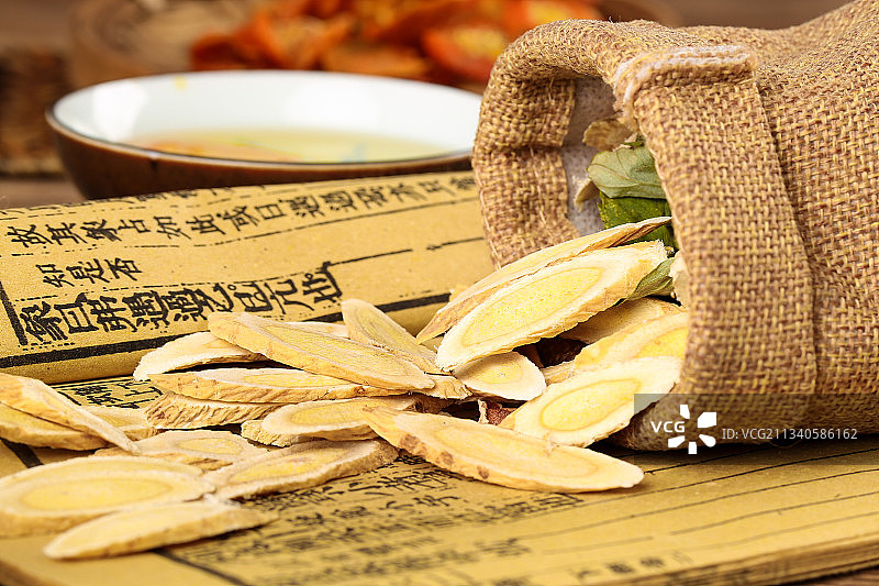 袋子里装着黄芪图片素材