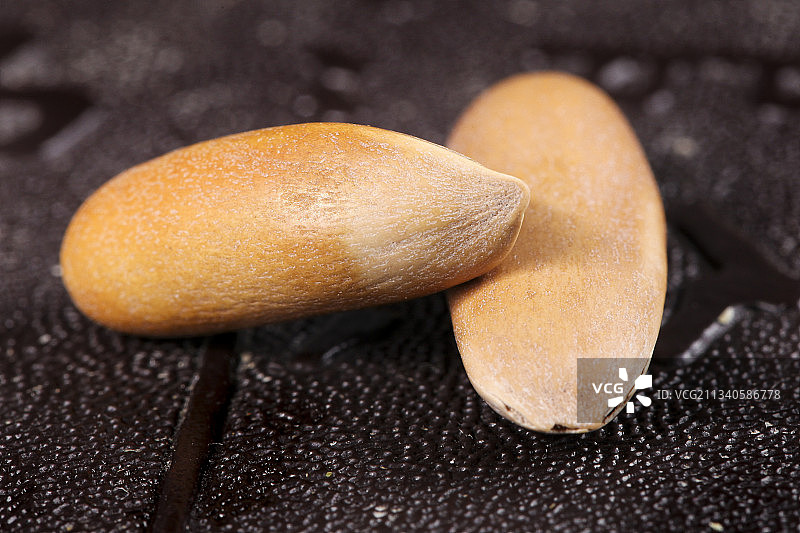 黑底上的巴西松子图片素材