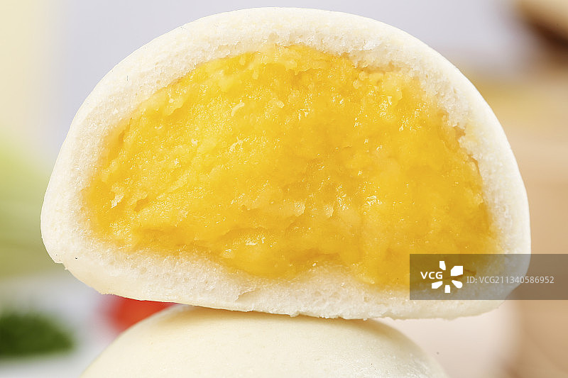 木板上放着奶黄馅包子图片素材