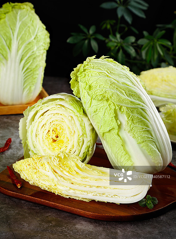 木板上放着切开的大白菜图片素材