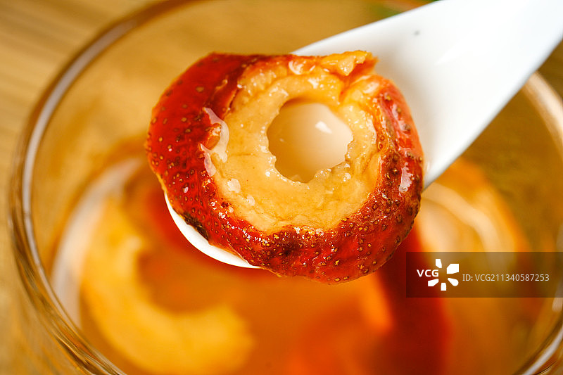 杯子里装着山楂片泡的水图片素材