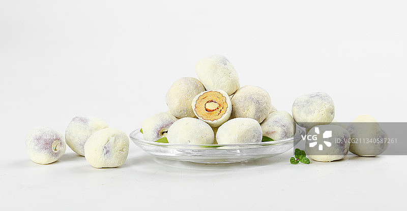 白底上放着一盘奶枣图片素材