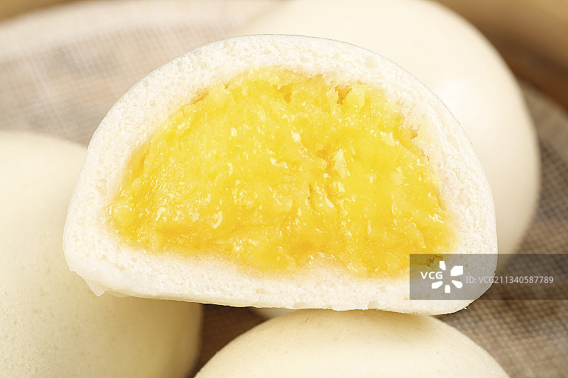 盘子里的奶黄馅包子图片素材