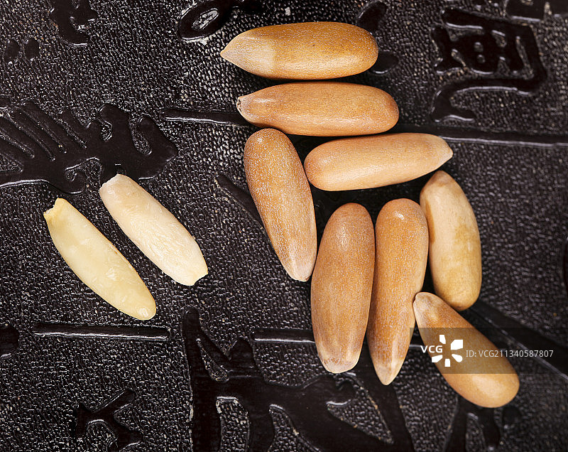 黑底上的巴西松子图片素材