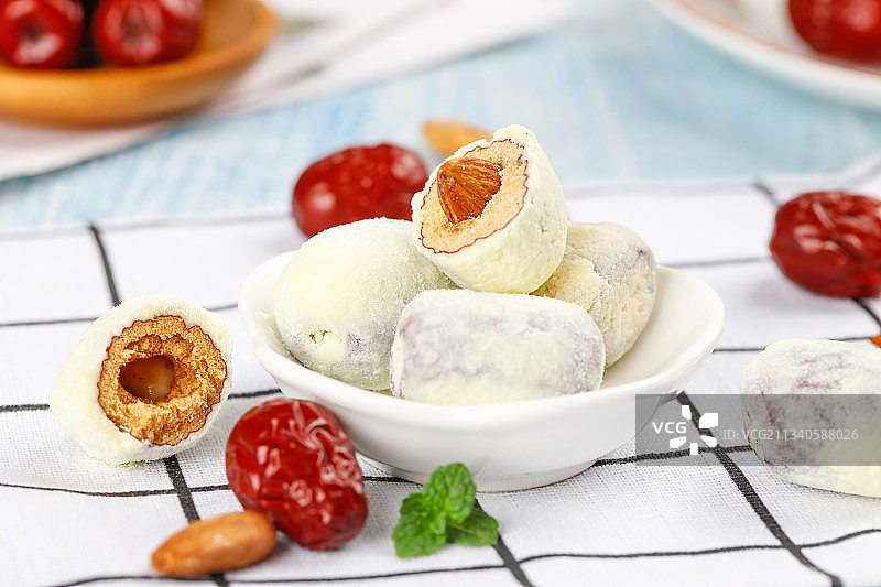 格子布上放着一碟奶枣图片素材