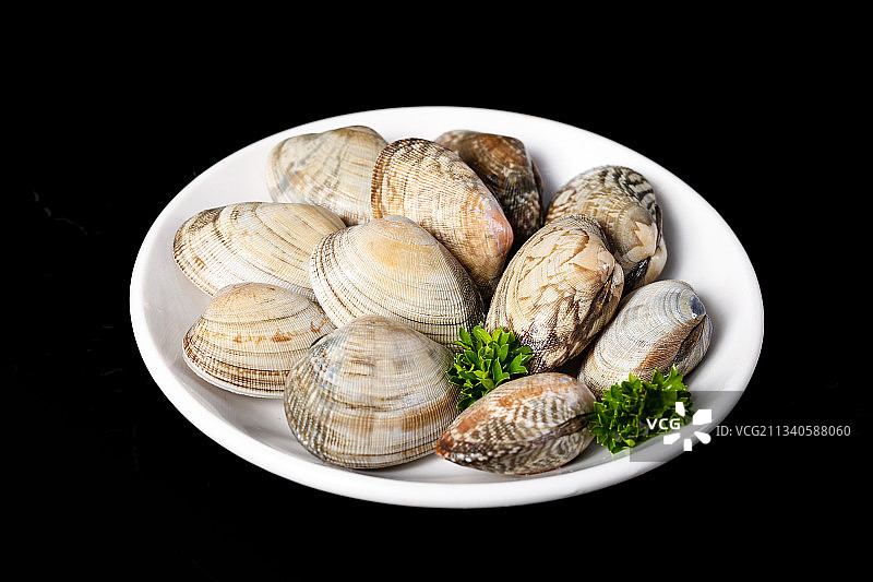 黑底上放着一盘花甲图片素材