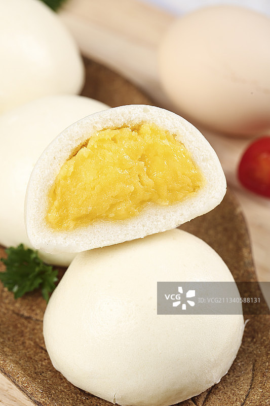 木板上的奶黄包子图片素材