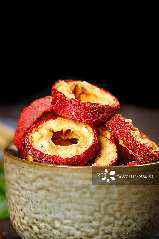 碟子里放着山楂片图片素材