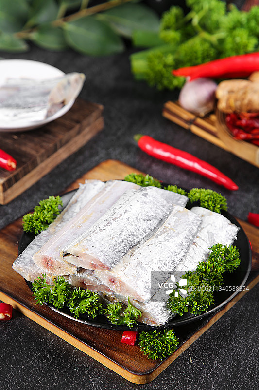 黑石板上放着一盘舟山刀鱼段图片素材