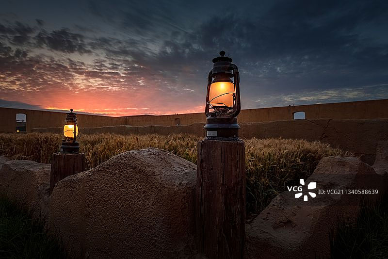 《夕阳下的麦田》图片素材