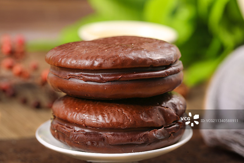 木底上放着蛋黄派图片素材