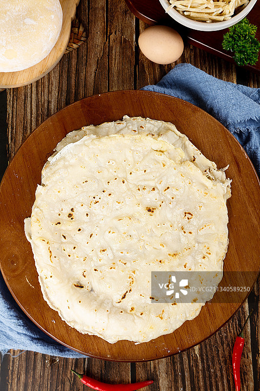 木底上的煎饼图片素材