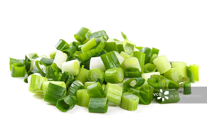 白底上放着切碎的小葱图片素材