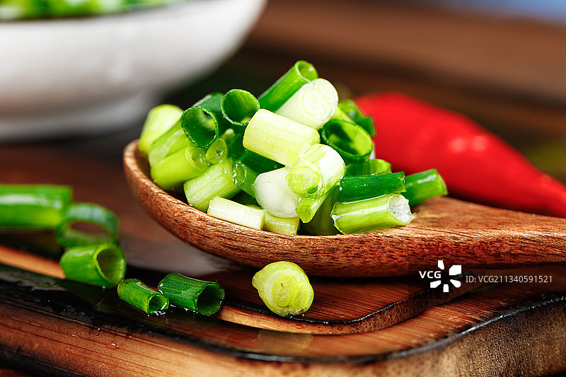 勺子上放着切碎的小葱图片素材