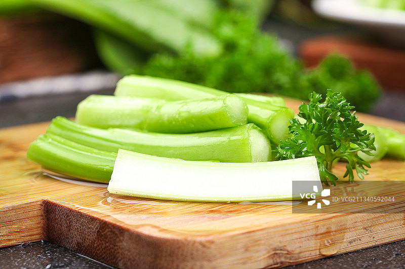 木板上放着菜苔图片素材