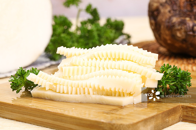 木底上放着魔芋素食图片素材