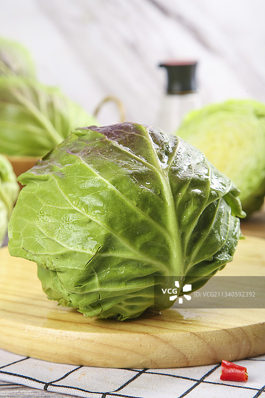 板子上的脆嫩水果甘蓝图片素材