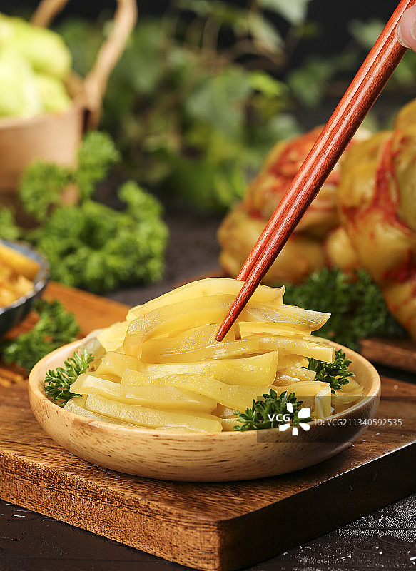 盘子里的手工腌制榨菜图片素材