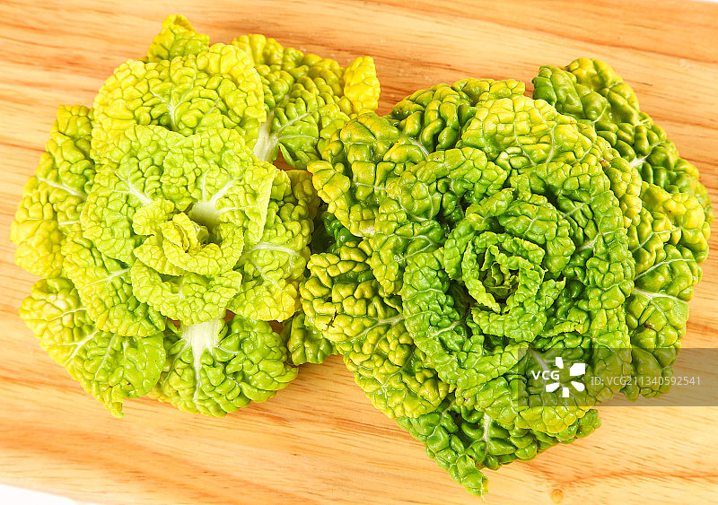 木板上放着新鲜乌塌菜图片素材