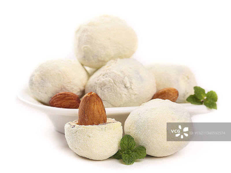 白底上放着切开的巴旦木奶枣图片素材