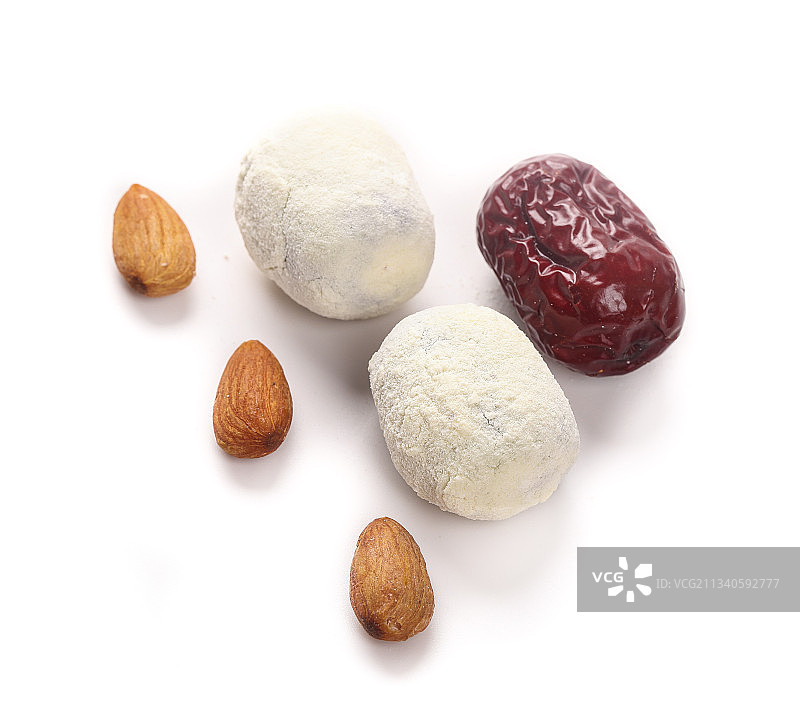 白底上的巴旦木奶枣图片素材