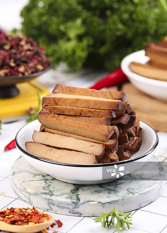 盘子里装着五香豆腐干图片素材