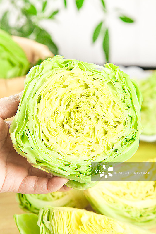 木板上放着脆嫩水果甘蓝图片素材