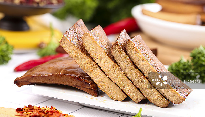 盘子里装着五香豆腐干图片素材