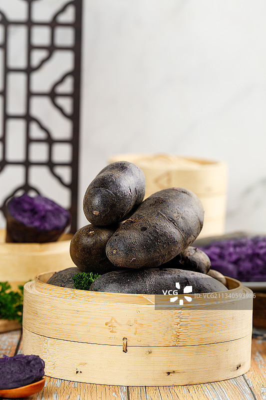 蒸笼里的农家紫土豆图片素材