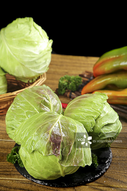 黑石板上的云南沙拉椰菜图片素材