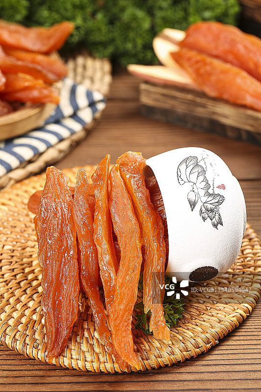 竹底上的地瓜干图片素材