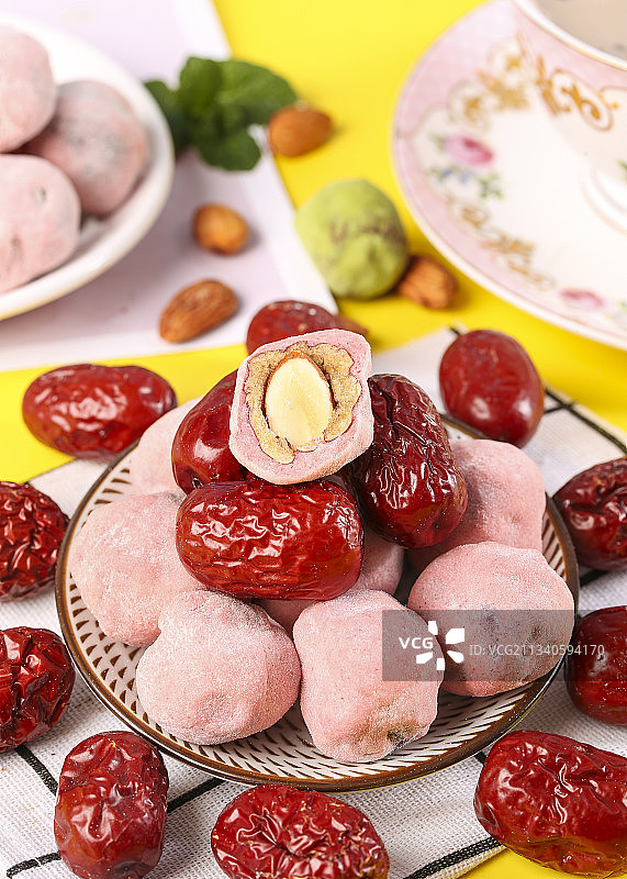 浅底上放着一盘切开的草莓味奶枣图片素材