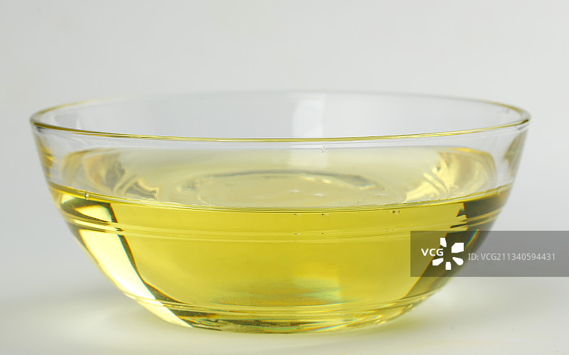 白底上放着一碗食用油图片素材
