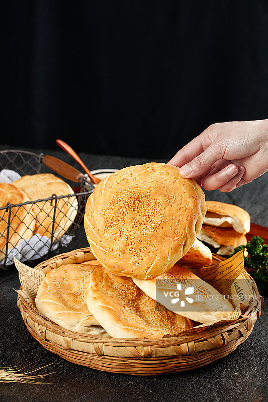 手里拿着吊炉烧饼图片素材