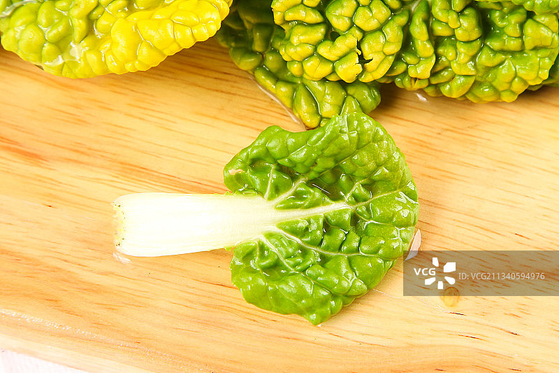 木板上放着新鲜乌塌菜图片素材