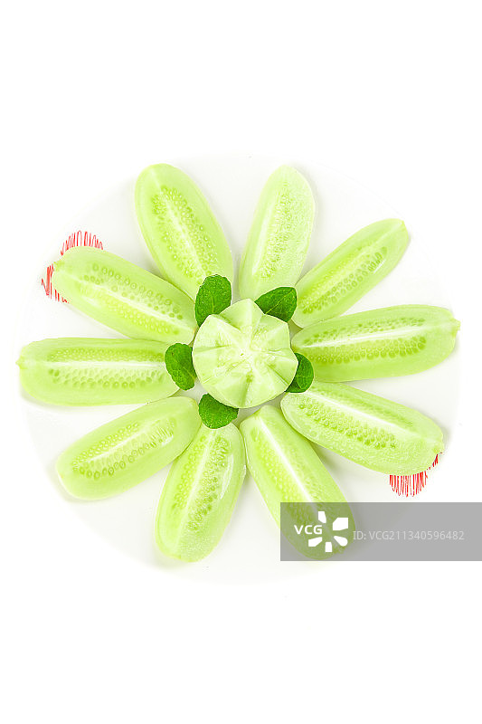 白底上放着一盘切开的玉女黄瓜图片素材