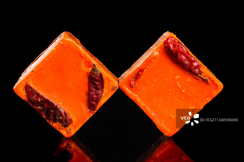 黑底上的麻辣火锅料图片素材