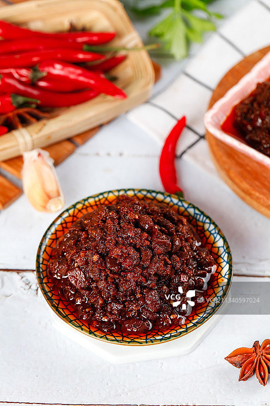 浅底上放着一盘香菇酱图片素材