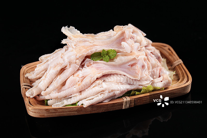 盘子里装着去骨鸡爪图片素材