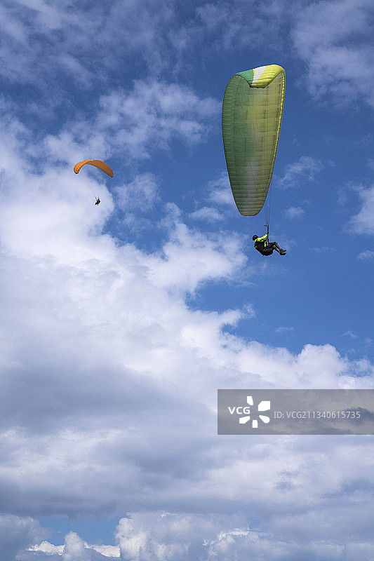 云端滑翔图片素材