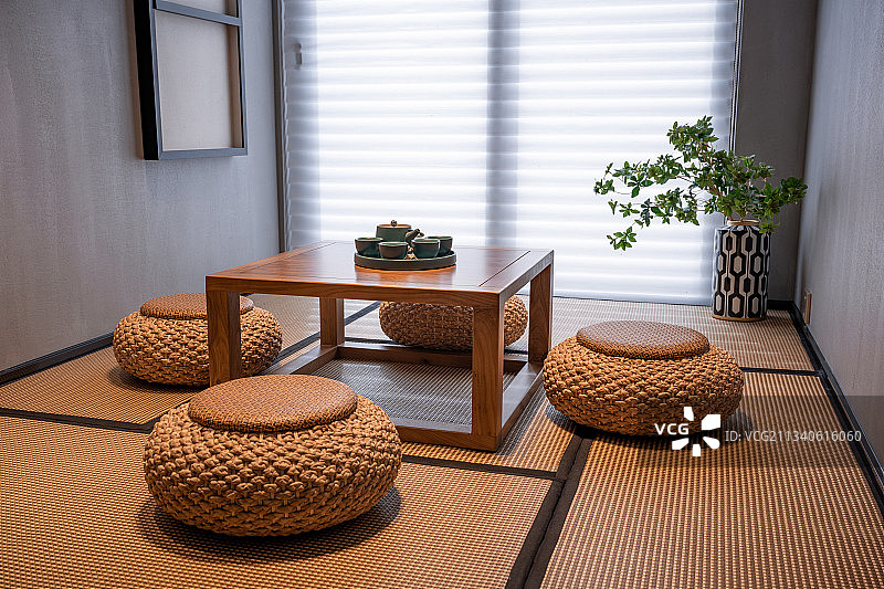 别墅样板间内无人的榻榻米日式茶室图片素材