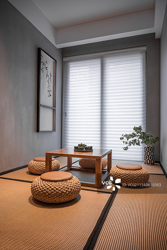别墅样板间内无人的榻榻米日式茶室图片素材