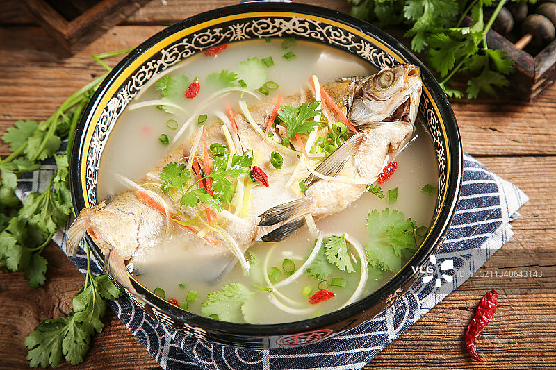 碗里装着清炖金鲳鱼图片素材