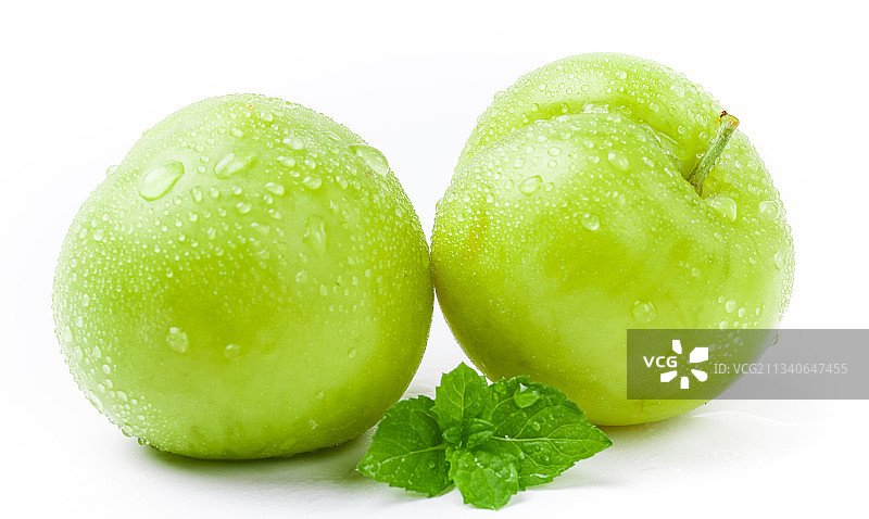 白底上摆放着青李子图片素材