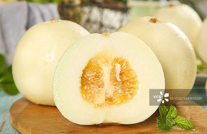 木板上放着切开的陕西阎良甜瓜图片素材