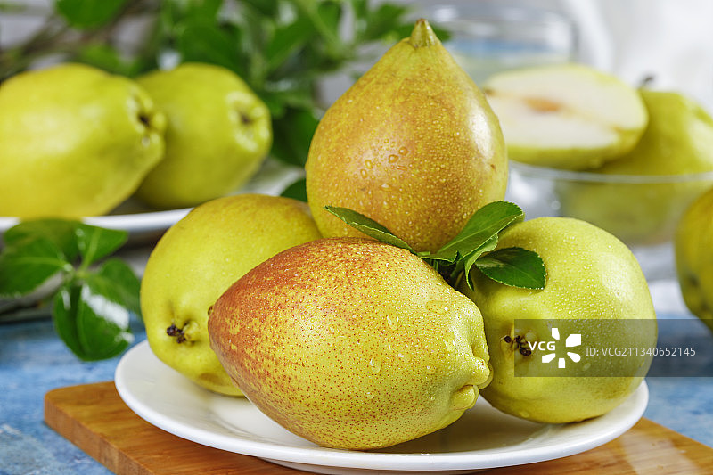木板上放着一盘新疆库尔勒全母梨图片素材