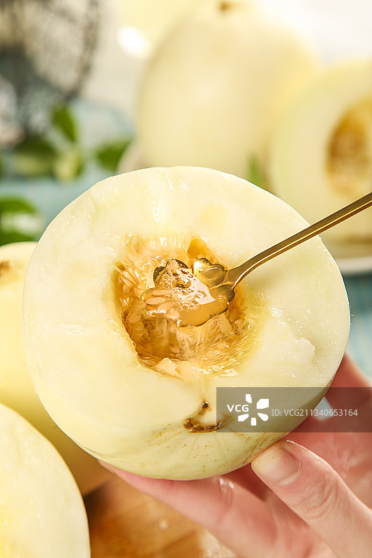 勺子舀着阎良甜瓜的果肉图片素材
